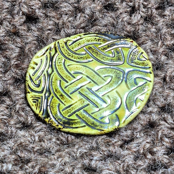 Large vintage Celtic knot design ceramic oval brooch/pin. - Picture 2 of 5